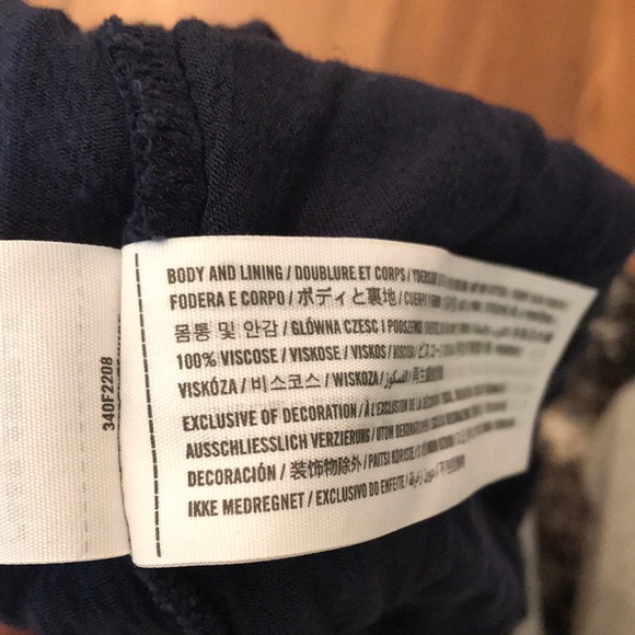 Small dark blue cropped tee from Hollister - Picture 4 of 4